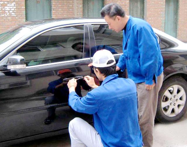 牧野区汽车钥匙丢在车里面怎么办?